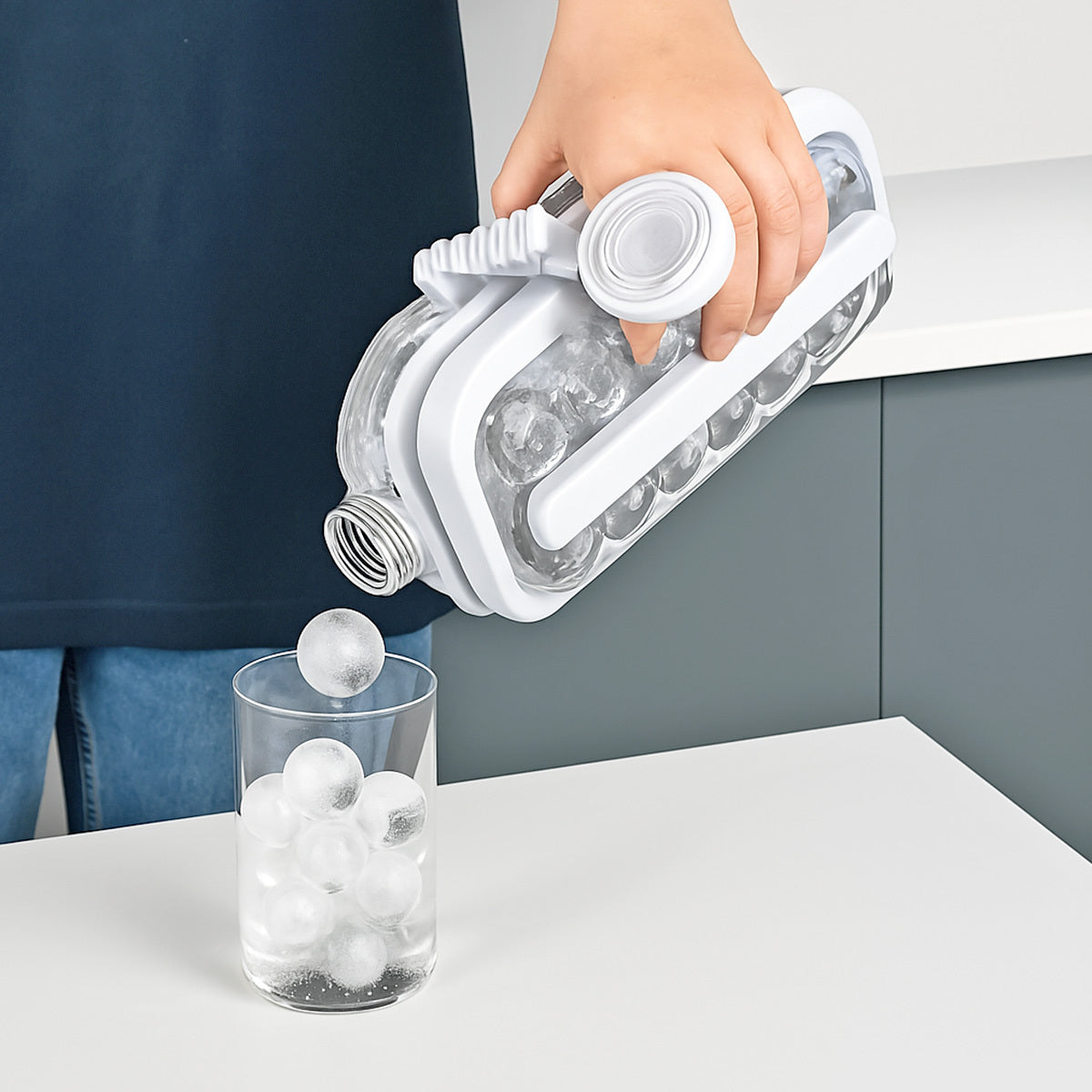 Garrafa para Bebidas com Esfera de Gelo em Silicone