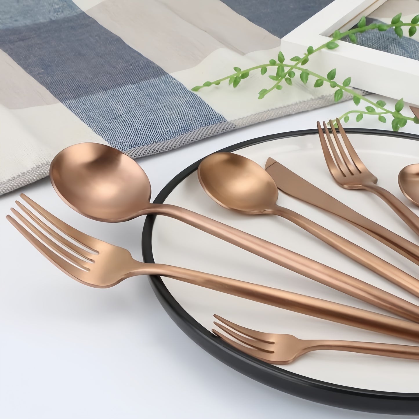 Conjunto de Talheres Dourados em Aço Inoxidável com 24 Peças