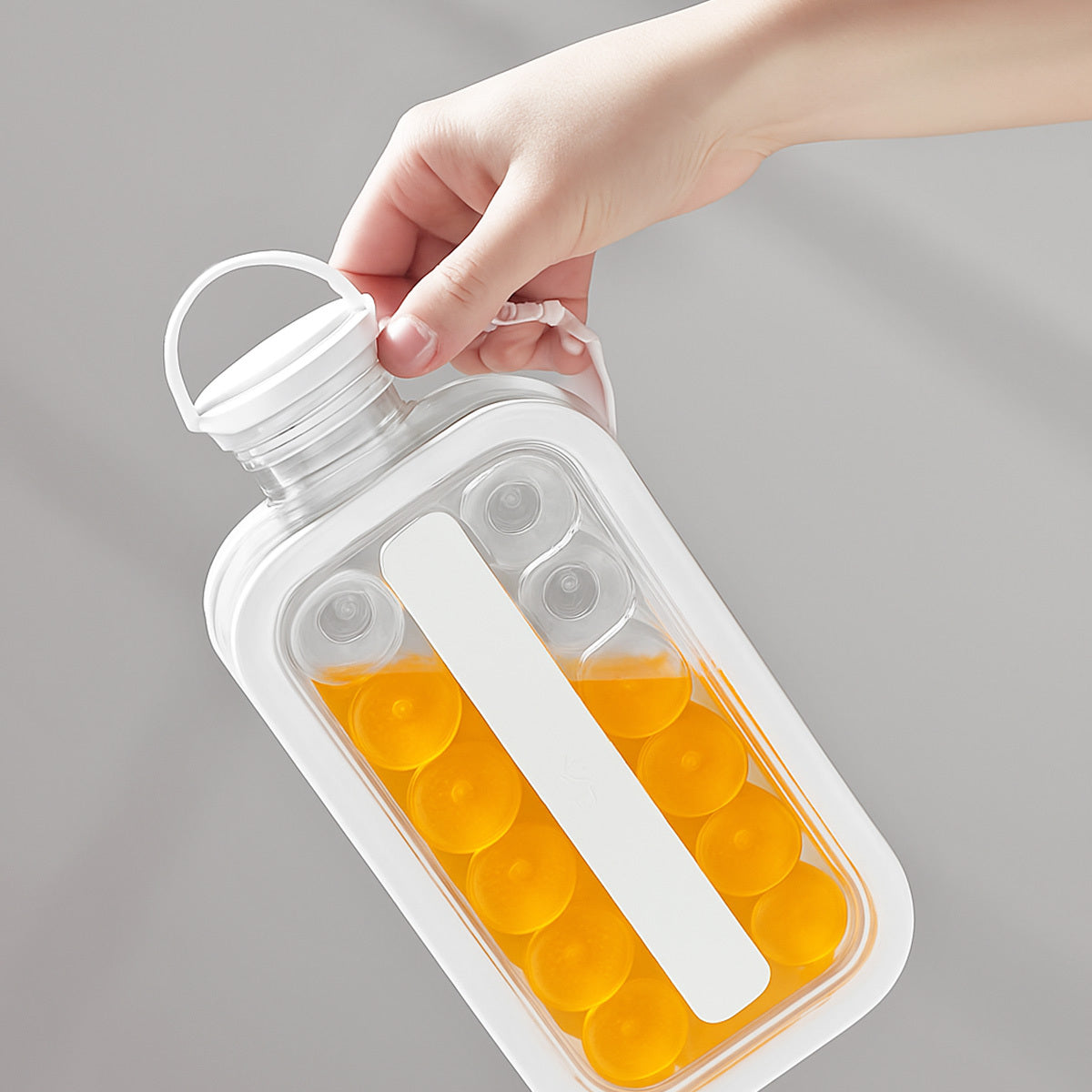 Garrafa para Bebidas com Esfera de Gelo em Silicone