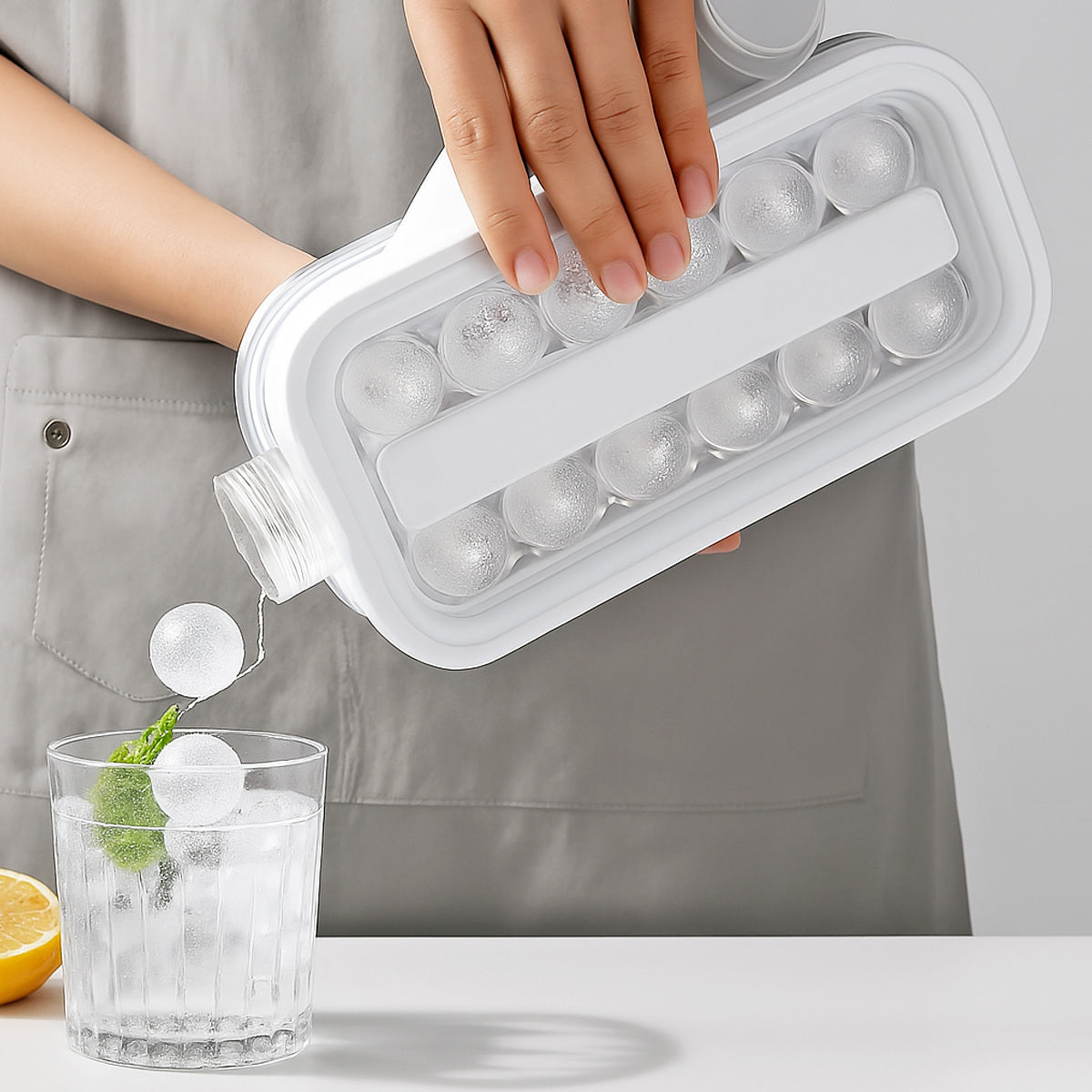 Garrafa para Bebidas com Esfera de Gelo em Silicone